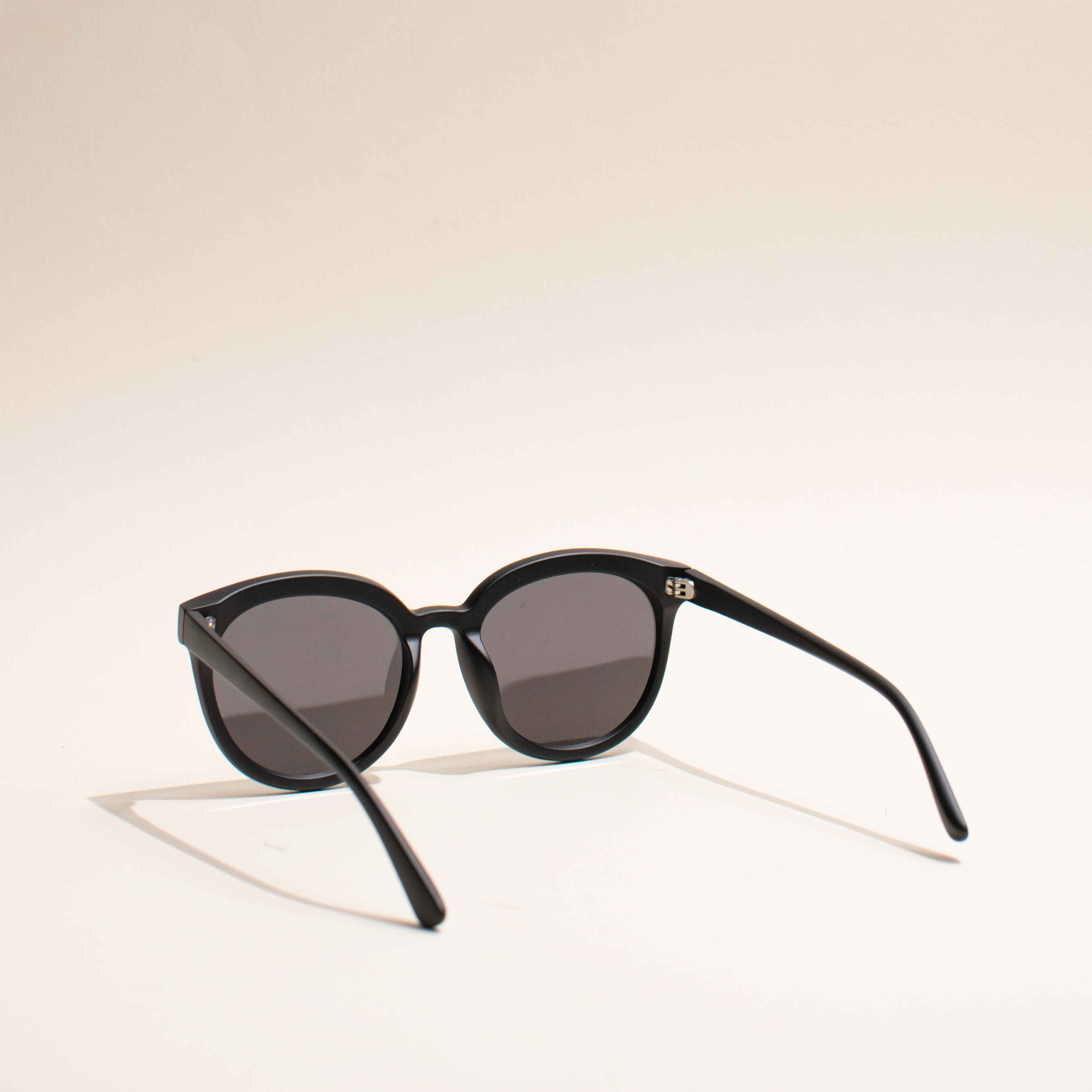 Stay Chic Round Jade Black Sunglass Eyewear ERL   