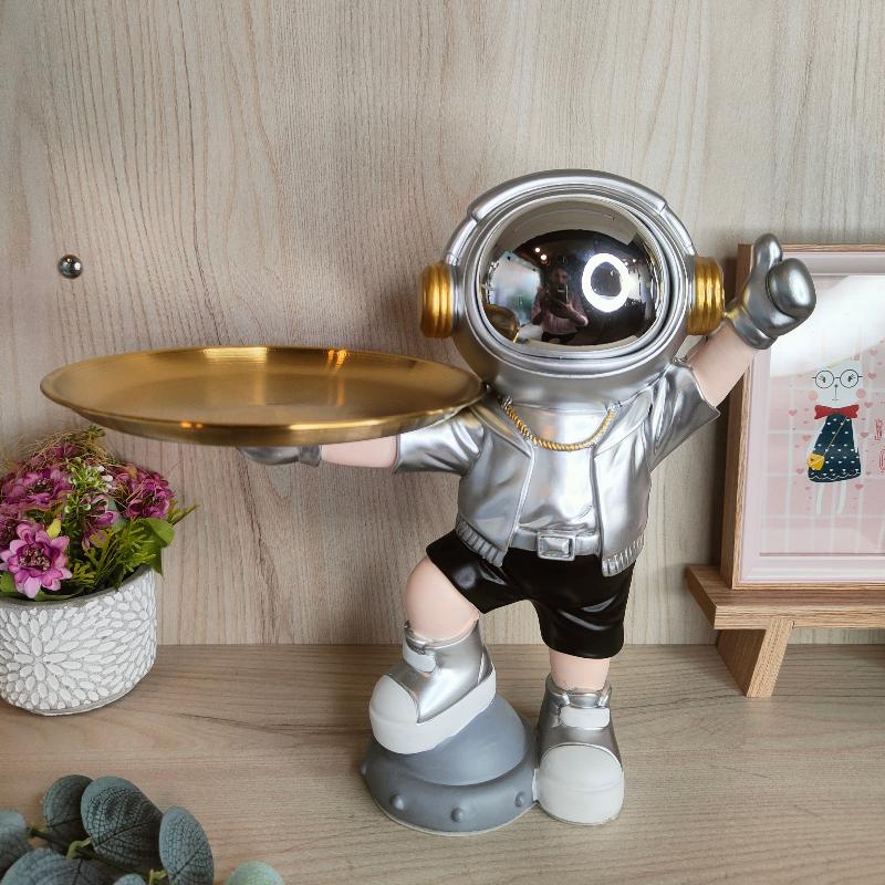 Astronaut Serve Showpiece